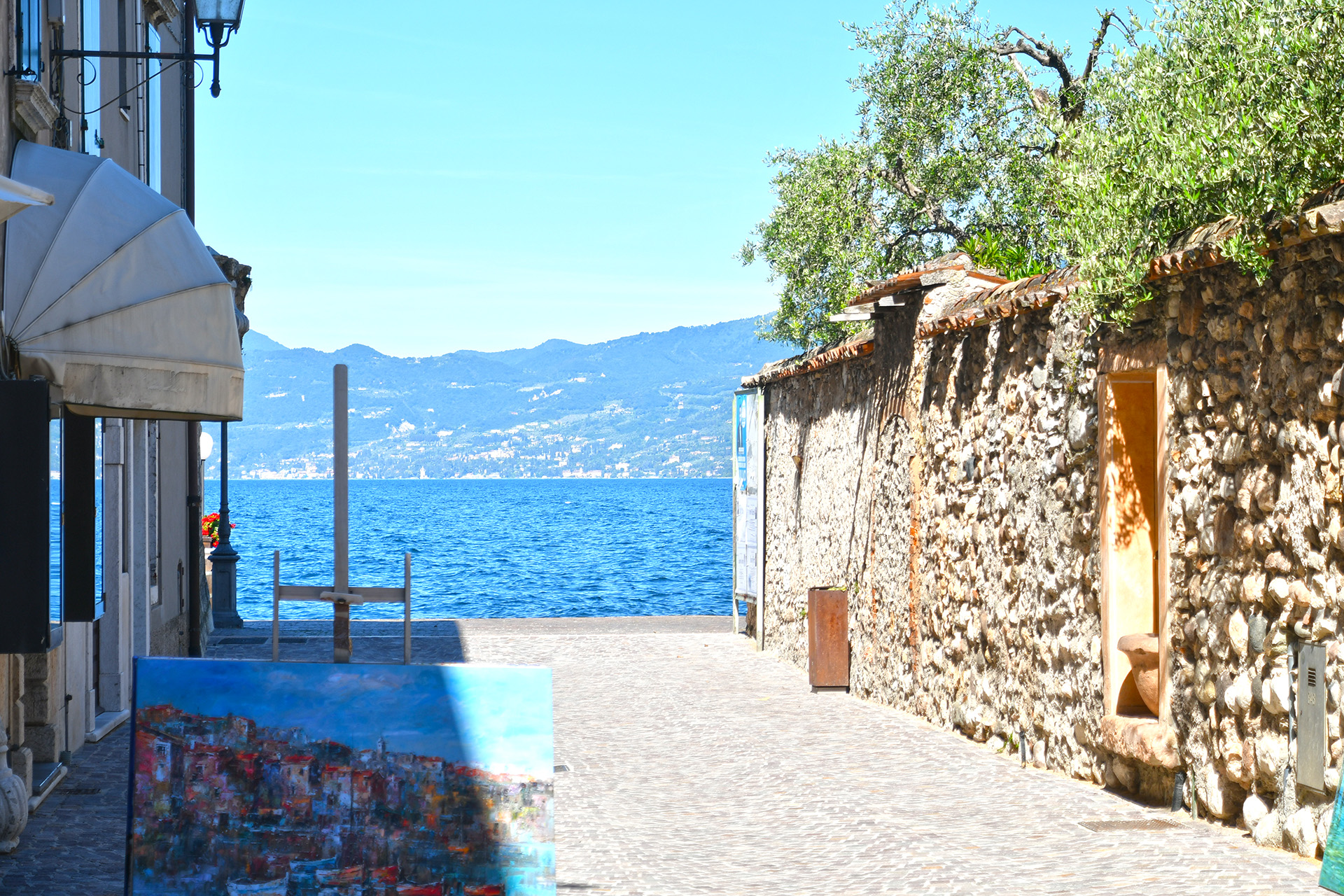 Calletta del centro storico di Torri del Benaco che sbuca sul Lago di Garda