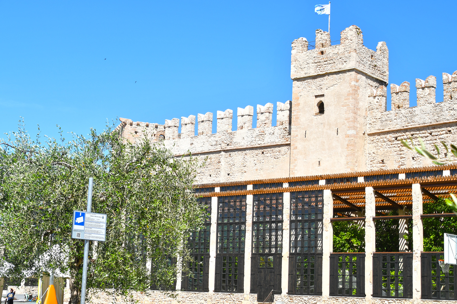 Castello Scaligero di Torri del Benaco contro il cielo azzurro estivo