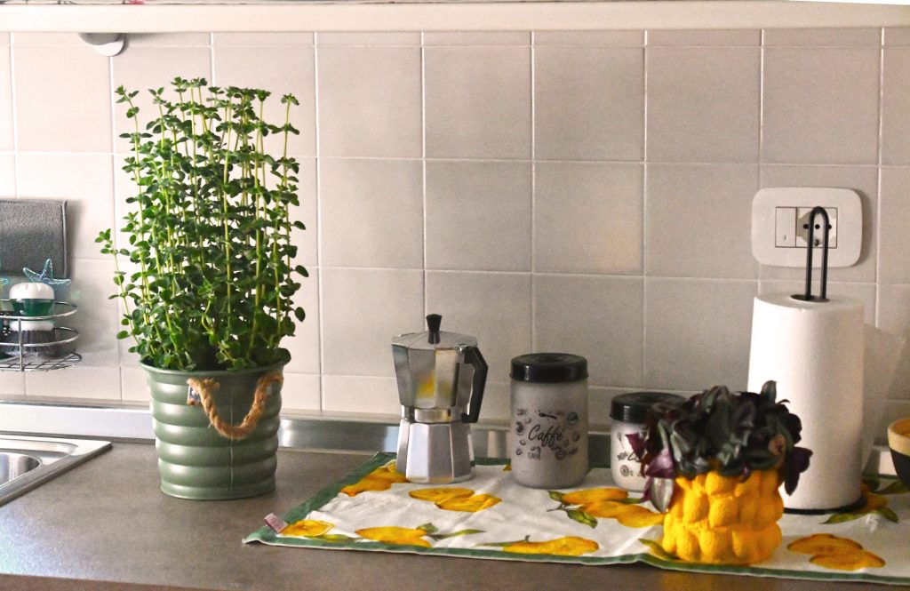 Cucina di Geppetto Garda — moka, timo fresco e strofinaccio con limoni sul bancone